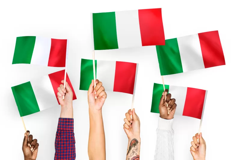 Pessoas com bandeira da itália